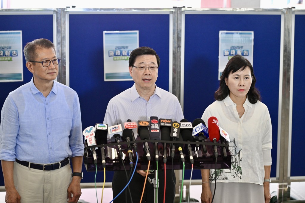 特首李家超出席諮詢會後,聯同財政司司長陳茂波、運物局局長陳美寶會見傳媒。劉駿軒攝 特首李家超出席諮詢會後,聯同財政司司長陳茂波、運物局局長陳美寶會見傳媒。劉駿軒攝