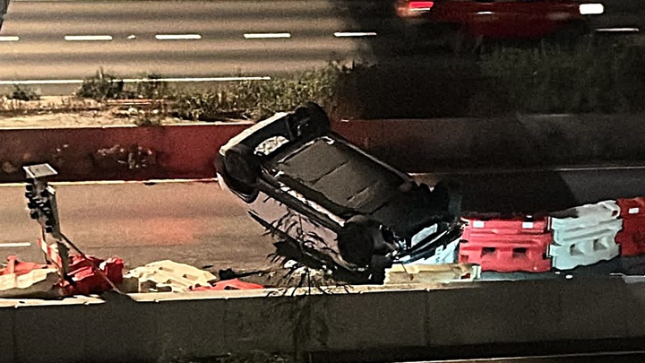 私家車撞水馬翻側。網圖