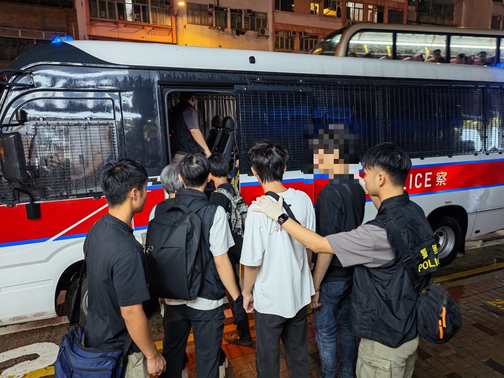 深水埗警搗破多個懷疑釣魚機賭場 拘捕25人 檢數十部釣魚機及賭款。警方提供 深水埗警搗破多個懷疑釣魚機賭場 拘捕25人 檢數十部釣魚機及賭款。警方提供