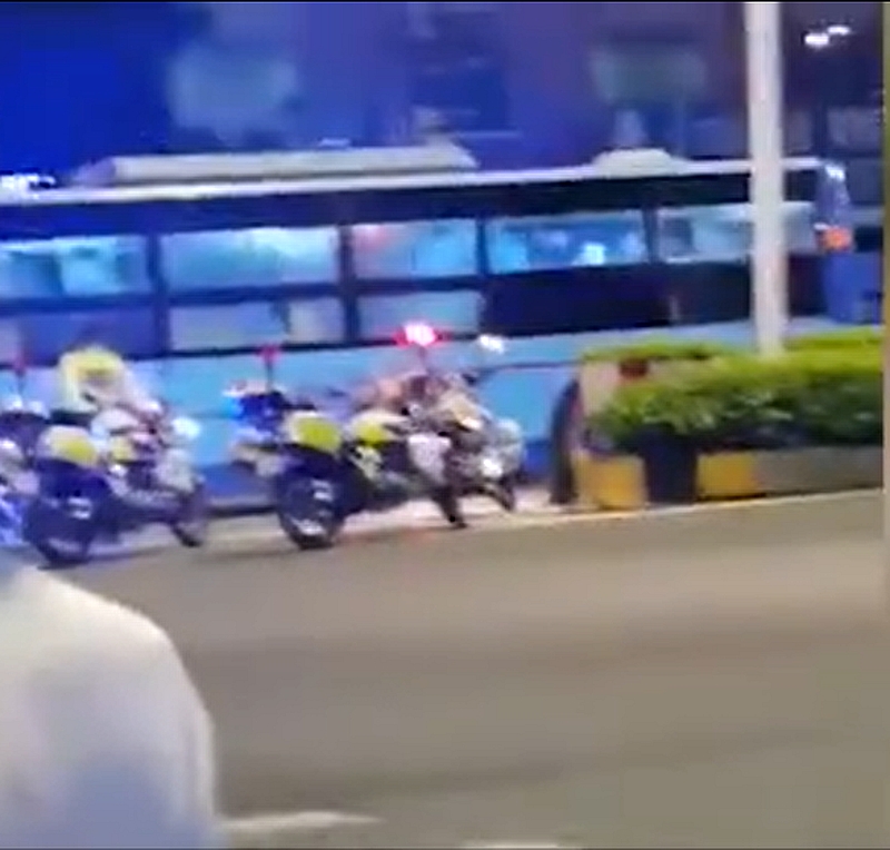 案發後巴士在馬路上。網圖
