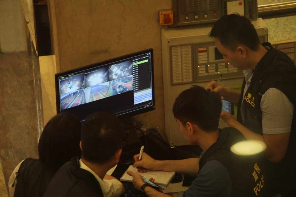 警方翻查大廈閉路電視,發現男死者今晨6時26分許曾進入大廈。楊偉亨攝