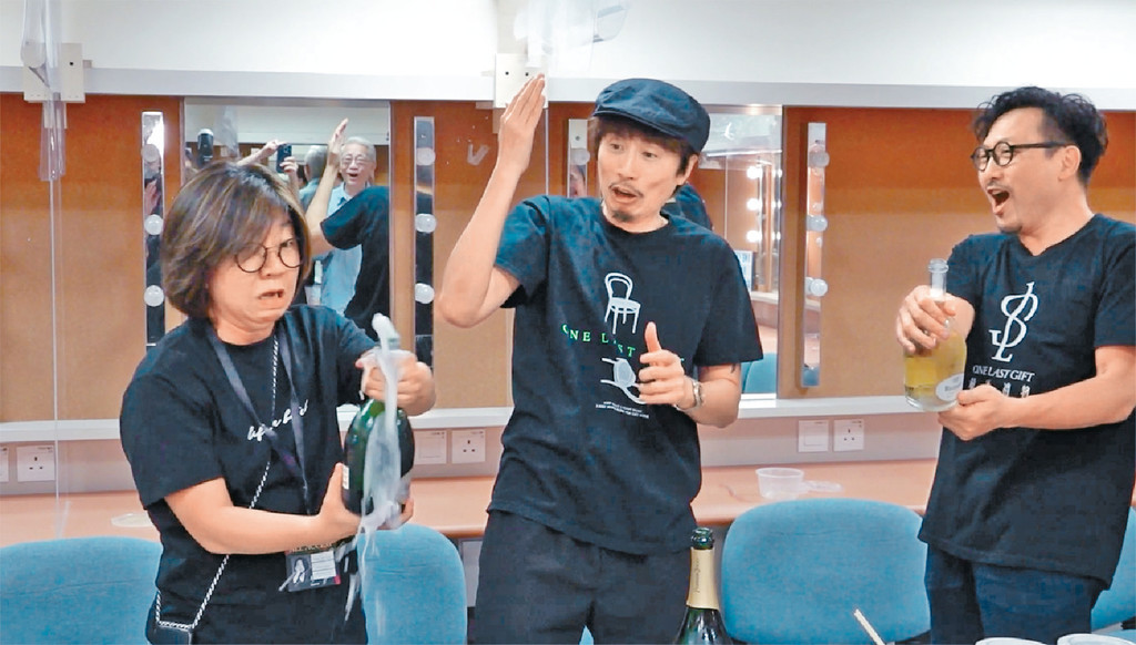 ■黄子华与潘灿良等在后台开香槟庆功。