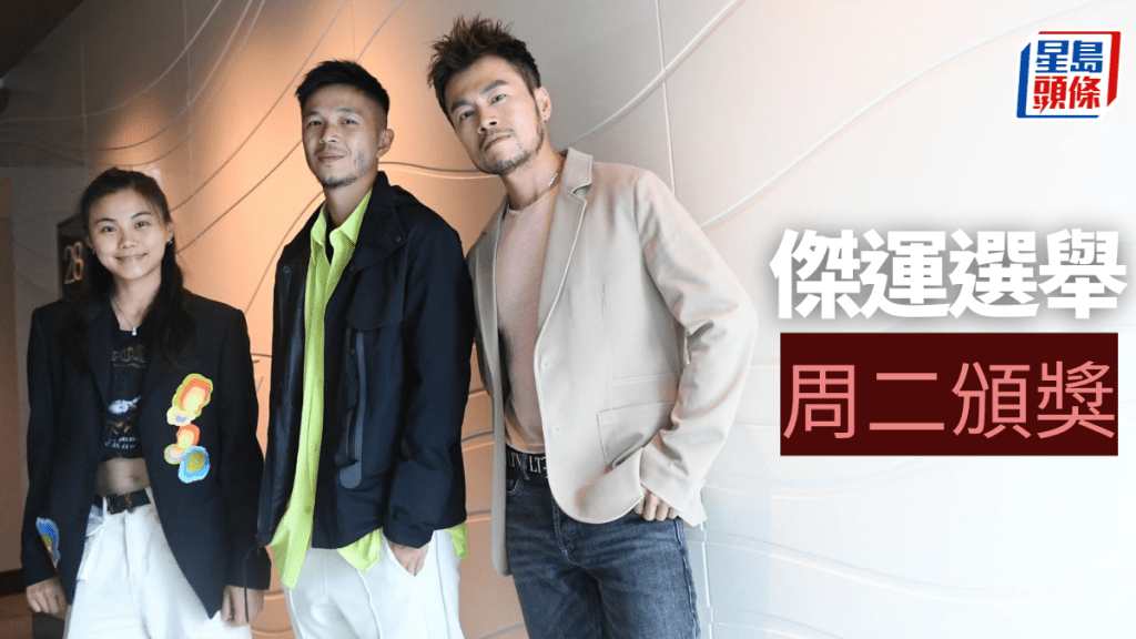 杜雪欣(左起)、陈肇钧向时装设计师任朗呈请教穿衣之道。 本报记者摄