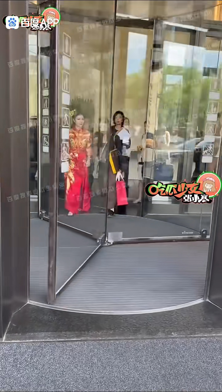 汪小菲和Mandy終現身,Mandy穿上傳統新娘服出門。(「吃瓜少女張小寒」微博截圖) 汪小菲和Mandy終現身,Mandy穿上傳統新娘服出門。(「吃瓜少女張小寒」微博截圖)