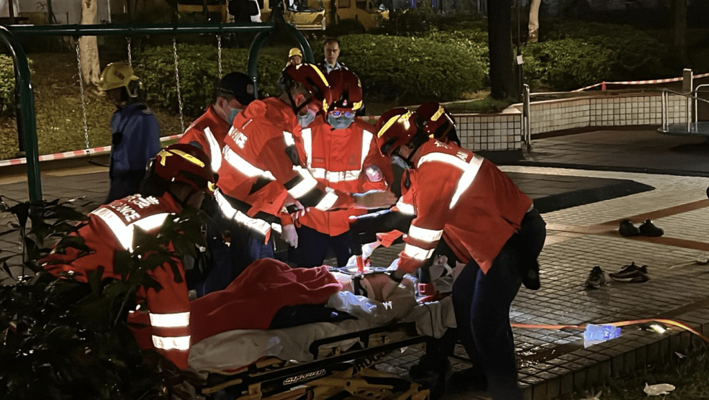 救護員將傷者送院。