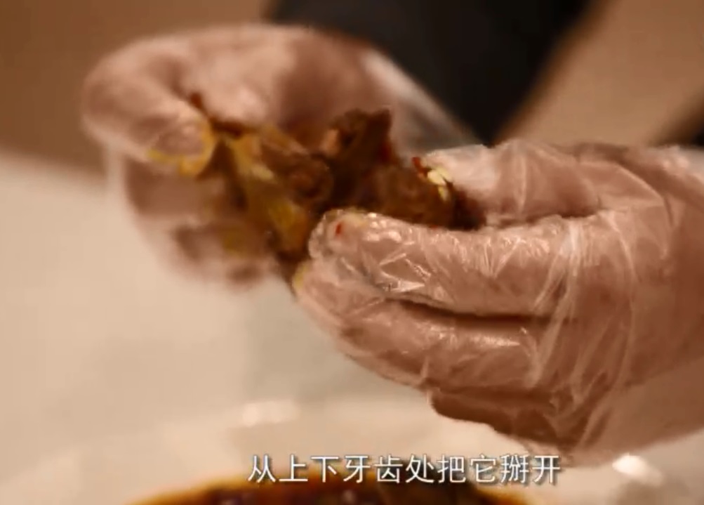 王少波最快30秒吃掉一个兔头。网上图片