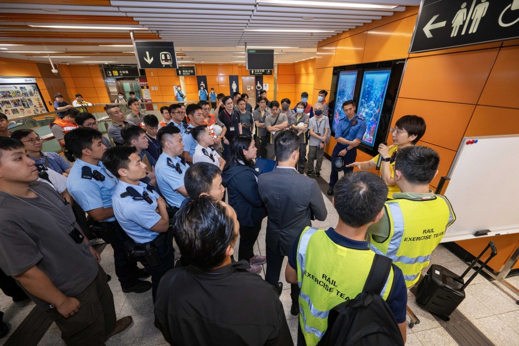 聯合演習期間,港鐵與警務處及消防處等部門保持緊密溝通,提升相互間的事故應變及處理能力。 聯合演習期間,港鐵與警務處及消防處等部門保持緊密溝通,提升相互間的事故應變及處理能力。