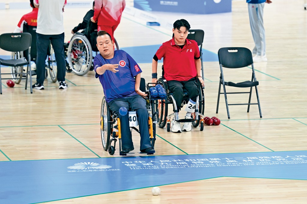 梁育榮(左)目標贏得參加的所有大賽冠軍。