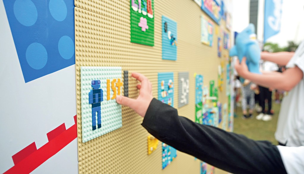 小朋友可以把親手設計的樂高DOTS拼上樂高顆粒牆與眾人分享個人創意。