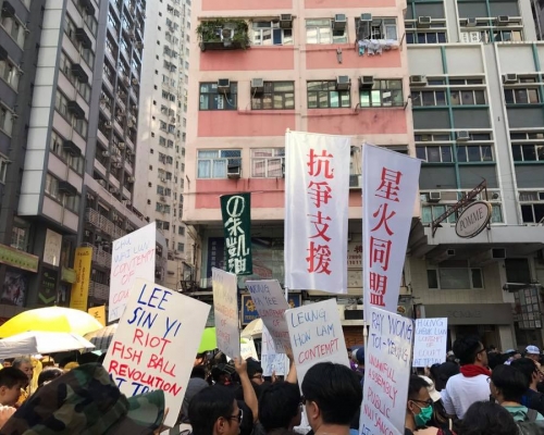 上星期，警方調查社運眾籌組織「星火同盟」，以涉嫌洗黑錢拘捕了四名負責人，搜出武器和裝備，並凍結其銀行戶口七千萬元，隨即引發支持反修例運動的人強烈反應，政府與反對力量新一輪角力將一觸即發。