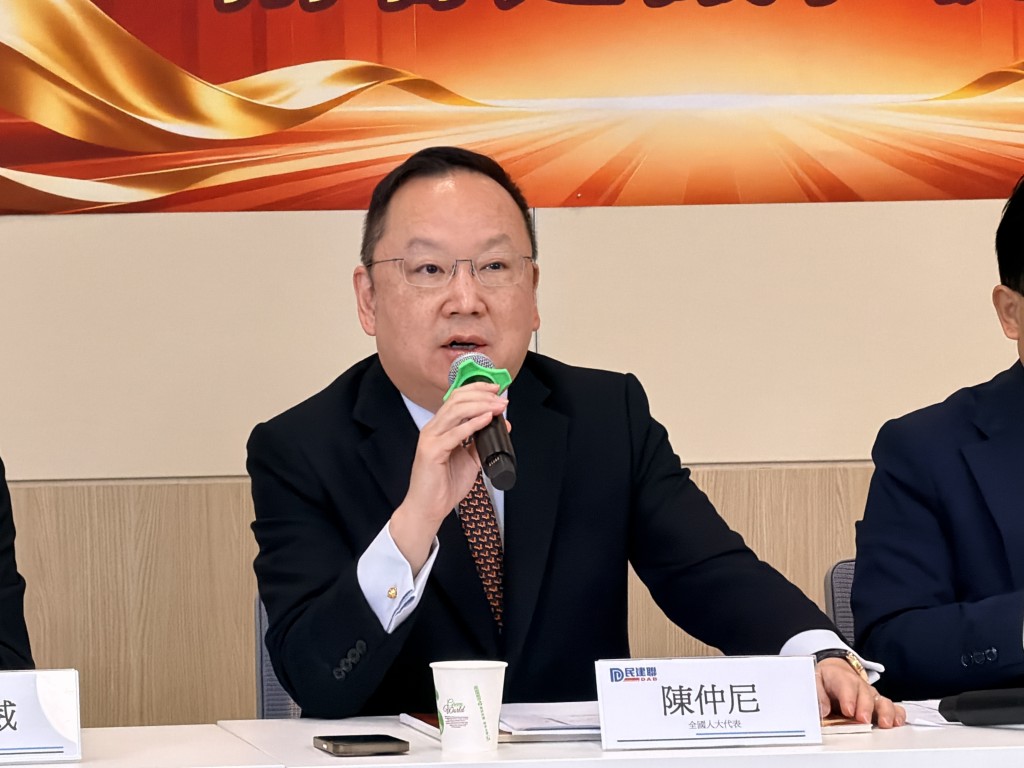 港区全国人大代表陈仲尼提出，《关于将香港国际机场国际航班纳入“空铁联运”发展的建议》。