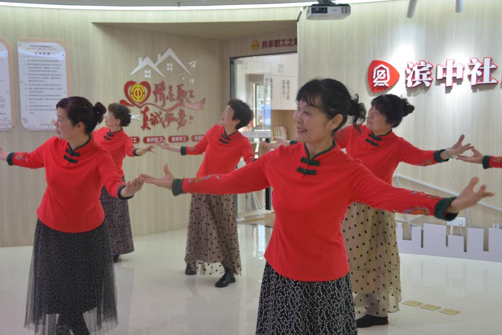 内地中老年人流行跳广场舞健身。新华社