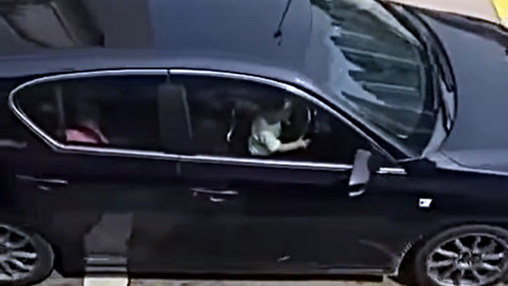 男童雙手握着軚盤。fb：屯門友