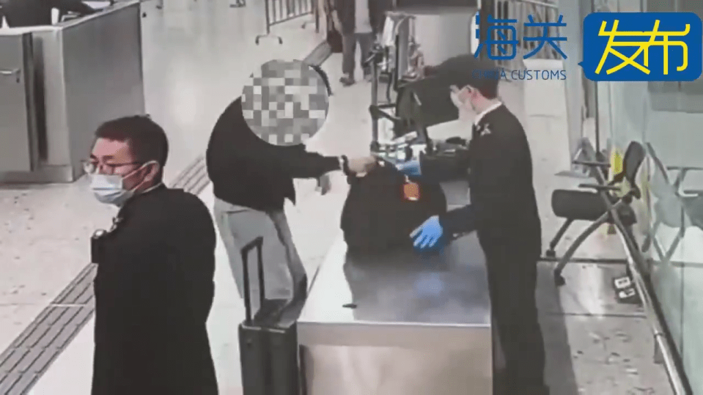 毒男北上面青青神情亢奮，被揭香水布袋藏冰毒，西九龍站斷正。