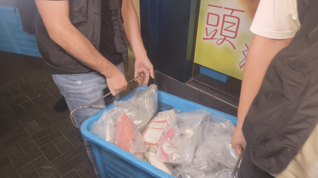 證物放滿一個膠箱。黎志偉攝 證物放滿一個膠箱。黎志偉攝