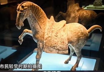 洛陽博物館未跌碎前的唐代陶馬。小紅書＠長安聖殿