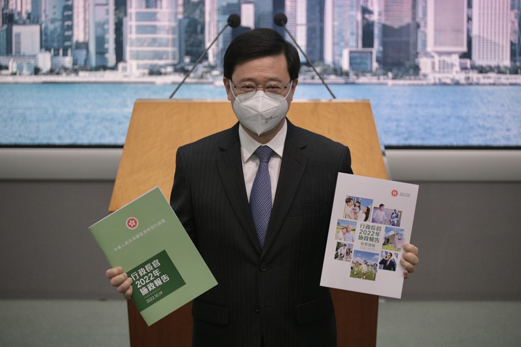 李家超首份《施政報告》選用綠色。（陳浩元攝）