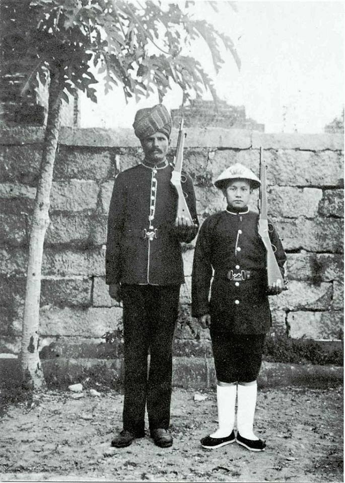 1880年代的非華裔與華裔軍警。 1880年代的非華裔與華裔軍警。