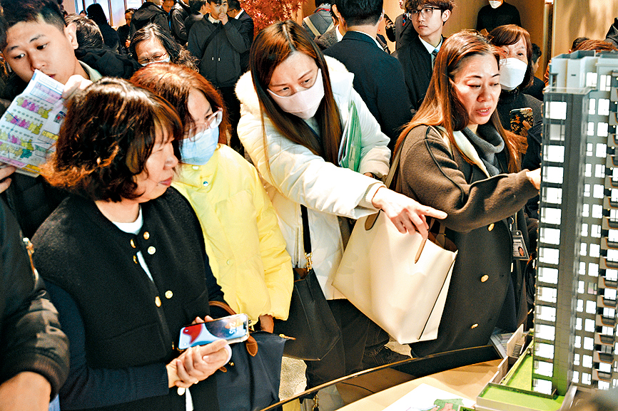 地產界認為，樓市反應會慢熱，資金「股轉樓」暫時不會是主流。