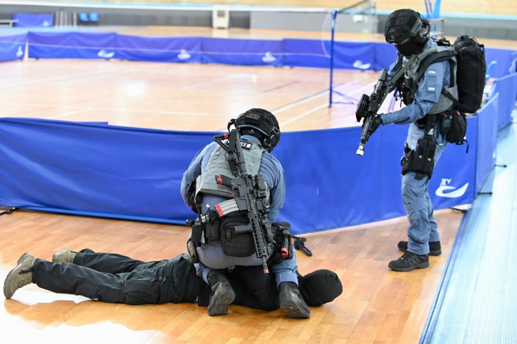演习模拟数名恐怖分子闯入正进行国际运动比赛的香港单车馆内发动恐怖袭击。