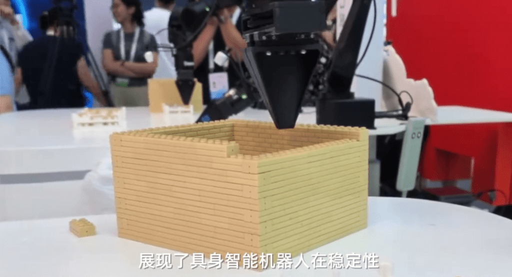 世界AI大會上，6台機械人挑戰15小時拼裝長城。 新華社