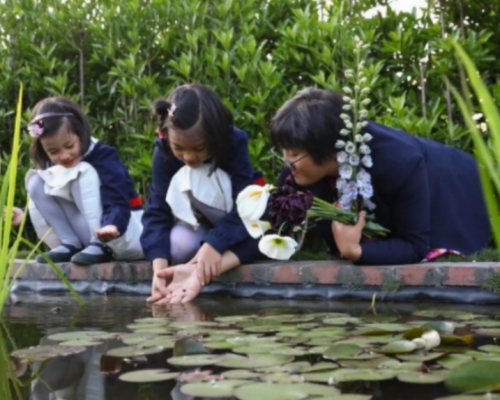 海媽為兩個女兒打造的主題花園童話世界。新華社
