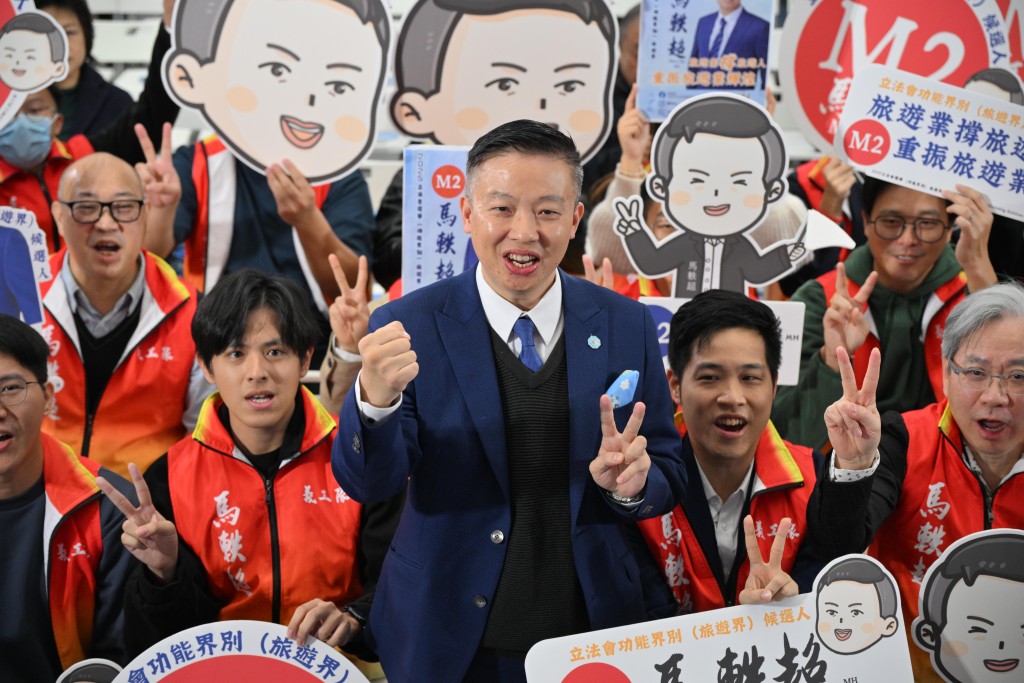 他認為家庭需有足夠居住環境,才能安心育兒。 他認為家庭需有足夠居住環境,才能安心育兒。