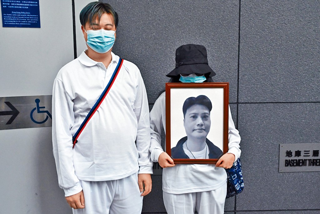 北角開槍案事發一周，死者胞兄及遺孀昨日到警察總部投訴。