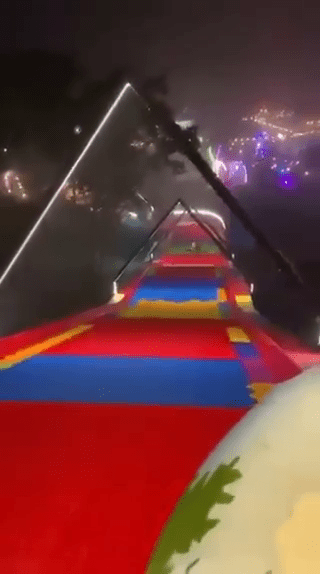 哥伦比亚女玩滑水道过弯飞出。 FB