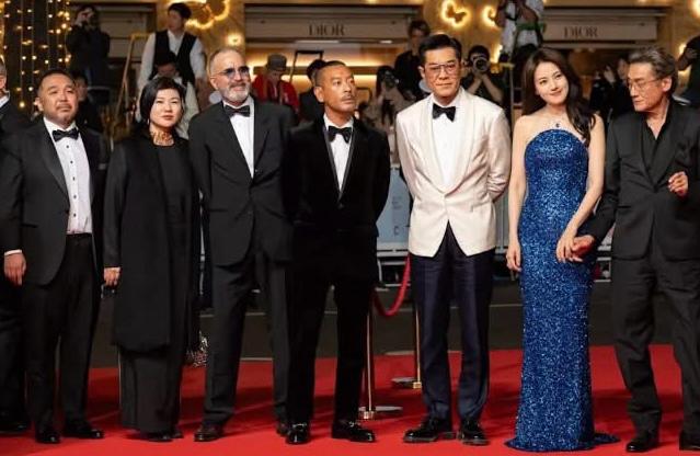 《風林火山》啞佬殺手由著名填詞人黃偉文飾演,網民質疑放映版AI換瞼,原來真有其人,他是麥浚龍好友(左),一齊去康城暘展宣傳《風林火山》。 《風林火山》啞佬殺手由著名填詞人黃偉文飾演,網民質疑放映版AI換瞼,原來真有其人,他是麥浚龍好友(左),一齊去康城暘展宣傳《風林火山》。