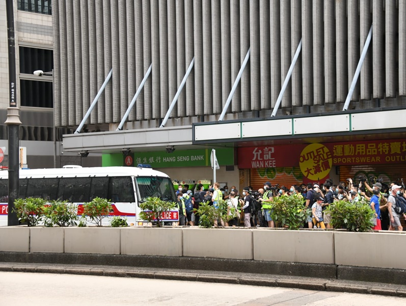 警方在彌敦道近西貢街帶走一名市民。