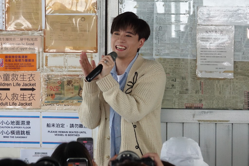 陳瑞輝帶領全場粉絲齊唱揪心歌詞。