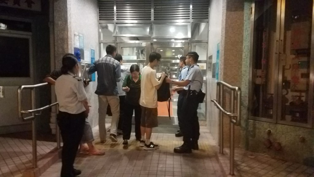 警方晚上到其將軍澳健明邨住所搜證。
