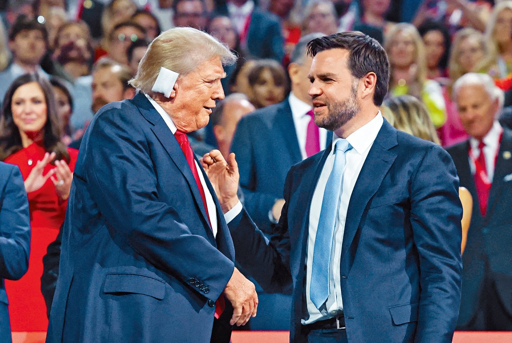 右耳包着紗布的特朗普周一晚與競選拍檔萬斯，出席共和黨全國代表大會。