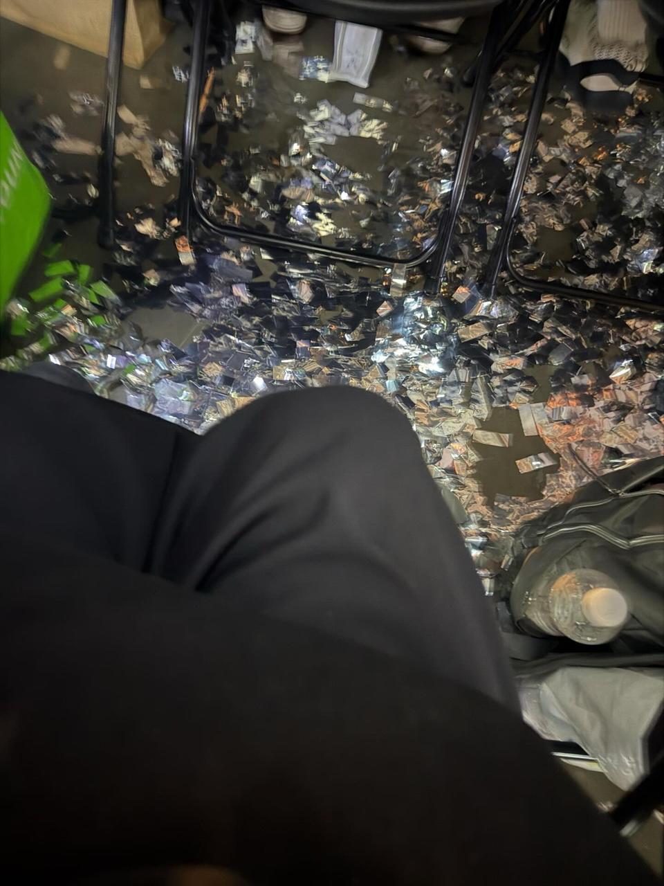 有歌迷拍下放禮炮後地下一片混亂的狀況。 有歌迷拍下放禮炮後地下一片混亂的狀況。
