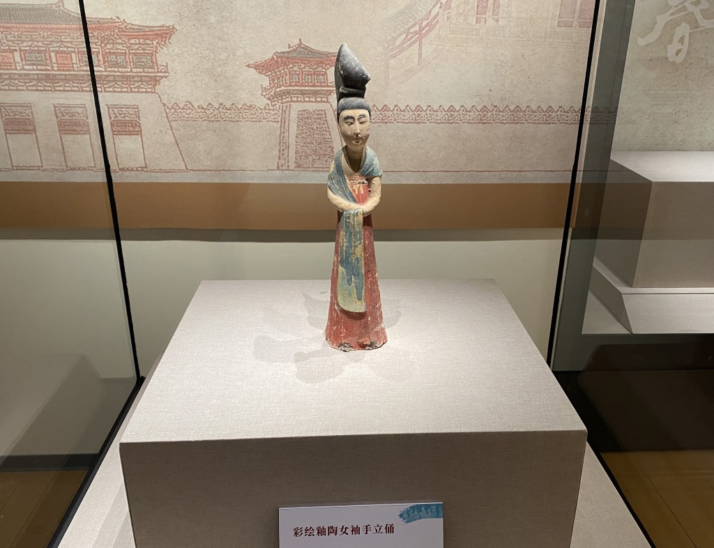 唐代陶俑，赏发髻之美，品初唐风尚。中新社