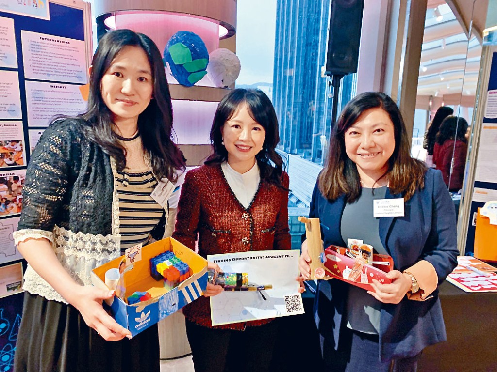 銅鑼灣維多利亞幼稚園校長鄭麗銀指，提升同理心，對學生發展十分重要。圖中為周大福教育集團執行副主席鄭余雅穎。