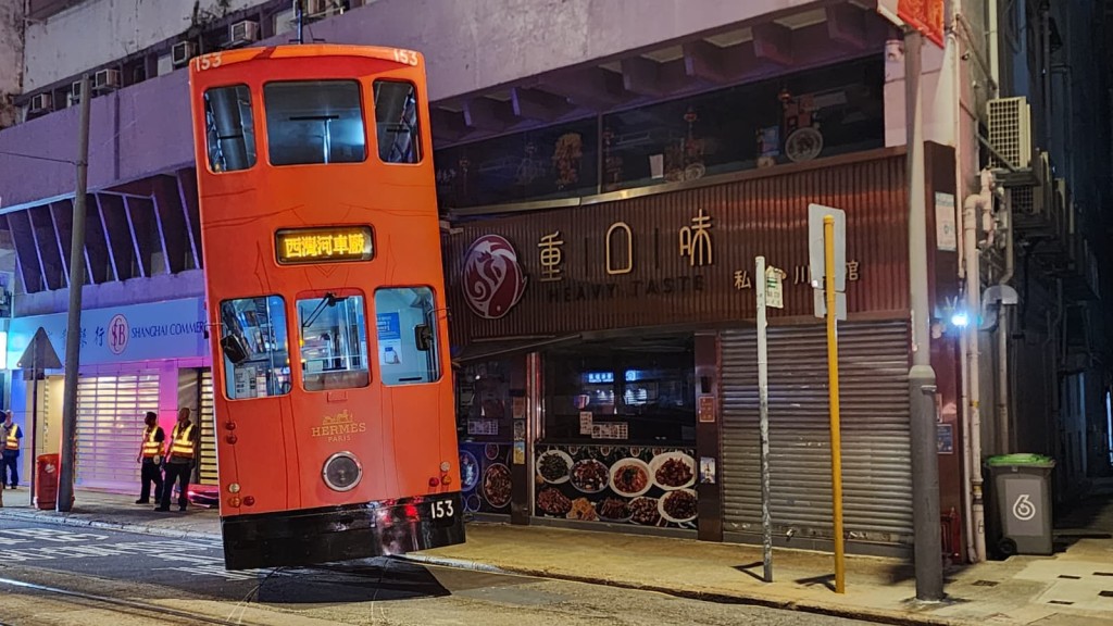 一輛電車駛至筲箕灣東大街時突然偏離路軌,近半個車廂鏟上行人路,並撞向路旁一間地舖。黎志偉攝 一輛電車駛至筲箕灣東大街時突然偏離路軌,近半個車廂鏟上行人路,並撞向路旁一間地舖。黎志偉攝