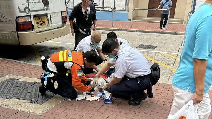 救護員替傷者急救。fb:香港突發事故報料區及討論區