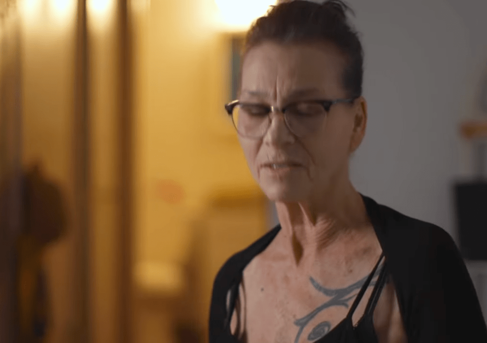 Powter 在預告片中數度哽咽。YT@Obscured Releasin預告片截圖