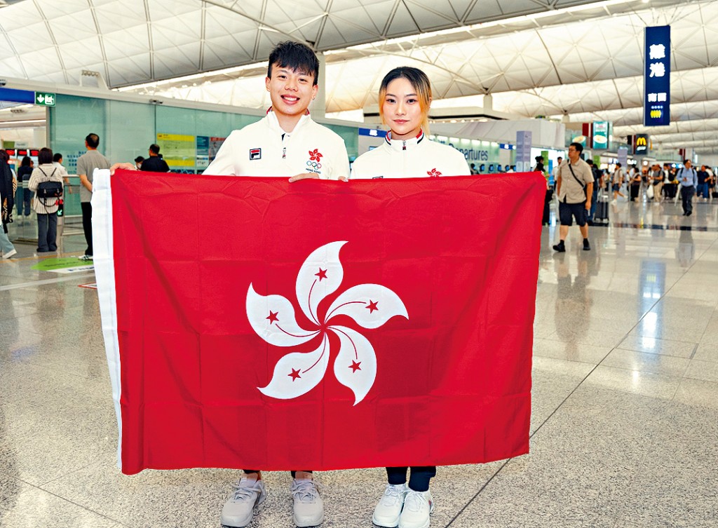 港隊由劉子均和沈曉榆擔任持旗手。