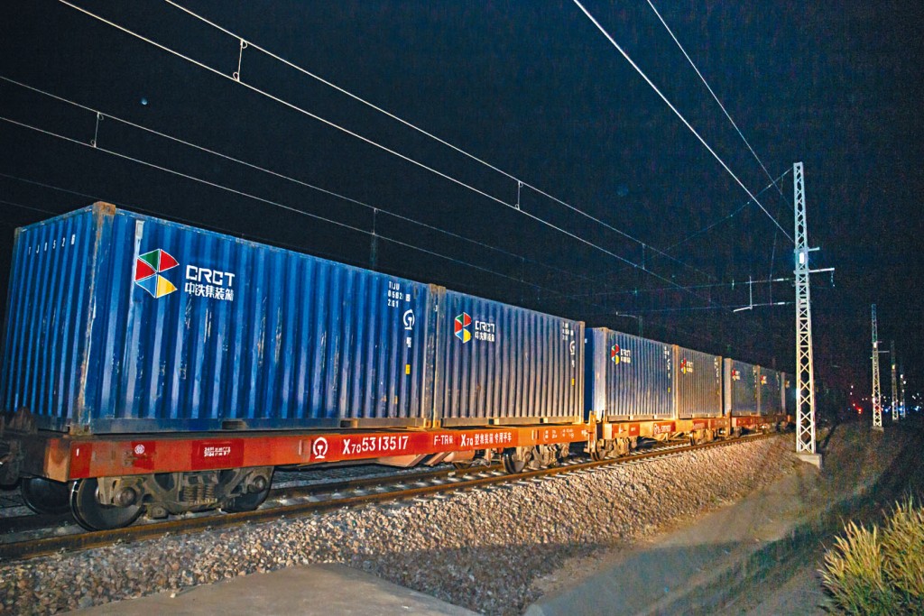 ■首趟中老鐵路國際列車到達老撾萬象。