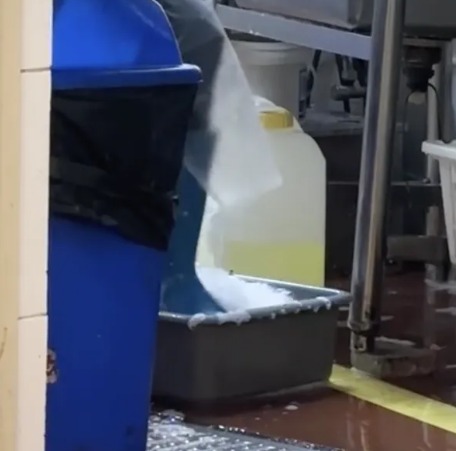 廣州餐廳後廚用腳踩洗餐具（網圖）