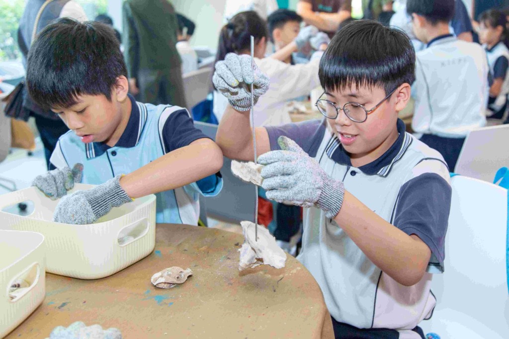 約300組由參加者親手製作的蠔殼串,已於黃金海岸鄉村俱樂部.遊艇會的遊艇碼頭進行實地投放。 約300組由參加者親手製作的蠔殼串,已於黃金海岸鄉村俱樂部.遊艇會的遊艇碼頭進行實地投放。