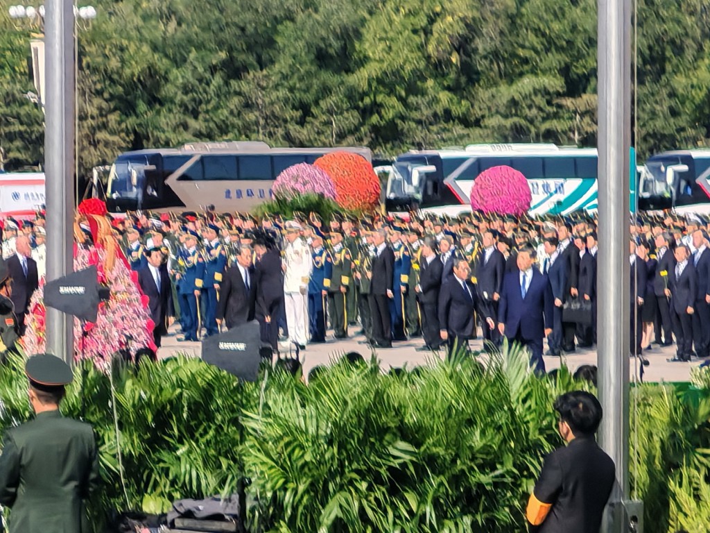 烈士紀念日向人民英雄敬獻花籃儀式今日上午10時在北京天安門廣場舉行。楊浚源攝