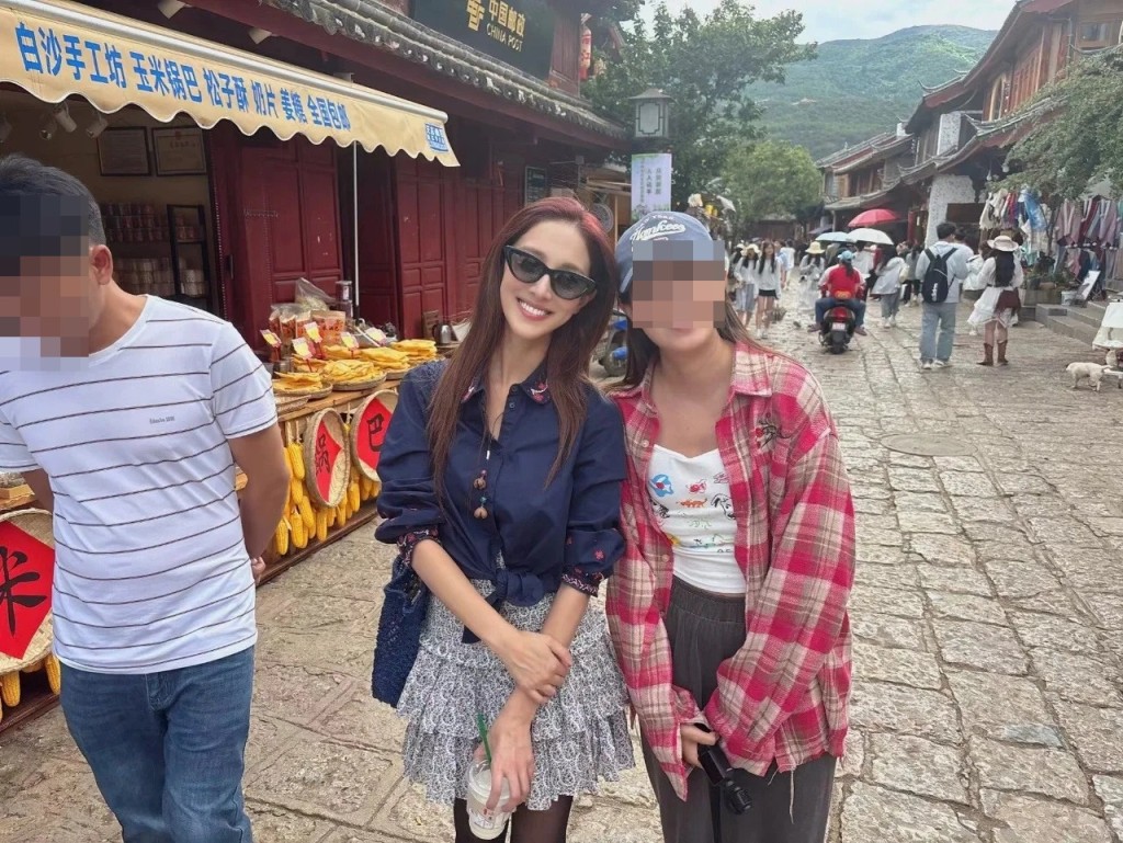 有网民日前（21日）在小红书分享一张与陈凯琳的合照只碰到陈凯琳与郑嘉颖。
