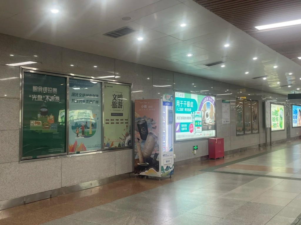 廣州地鐵許多廣告箱關了燈。小紅書 廣州地鐵許多廣告箱關了燈。小紅書