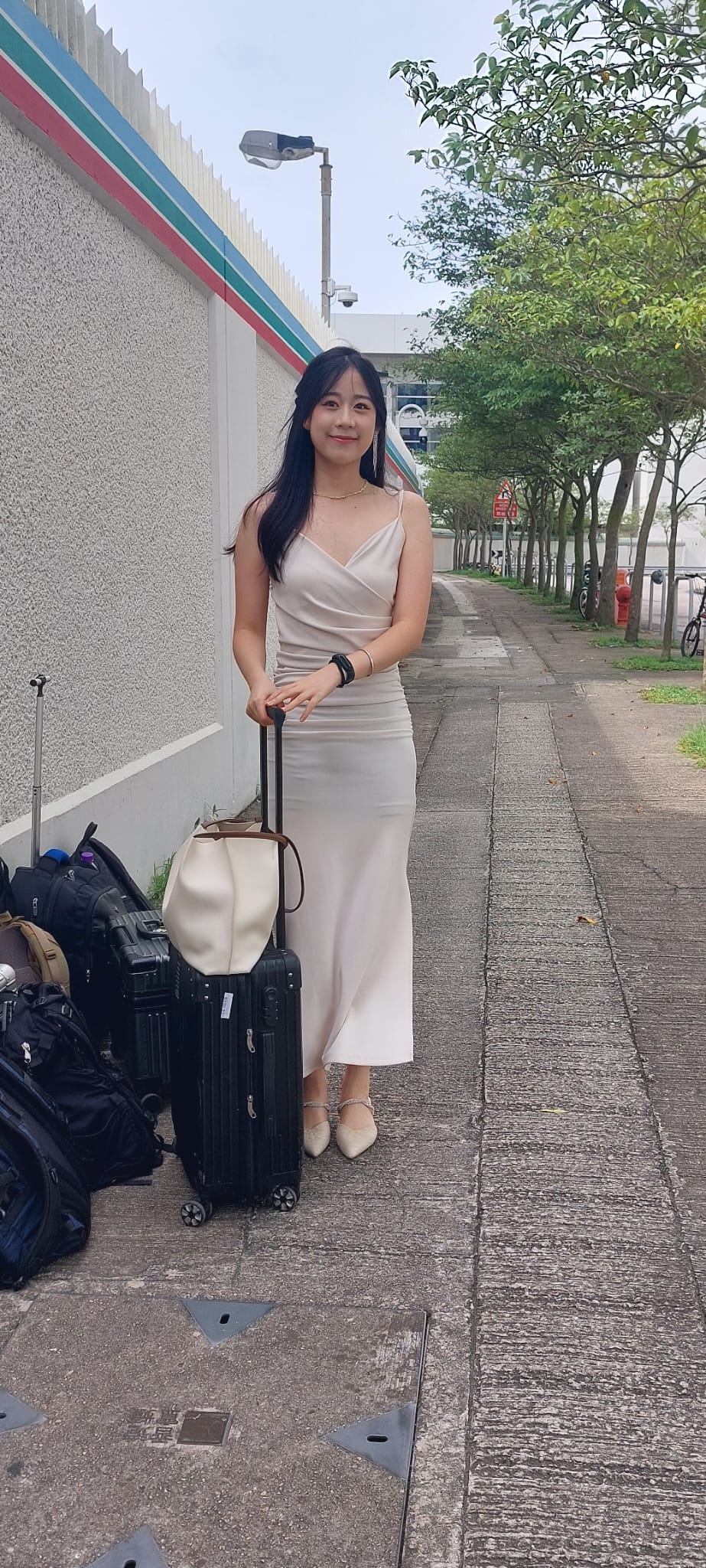21歲的Yvonne，身穿白色長裙到場，她透露現於中文大學修讀日本研究。