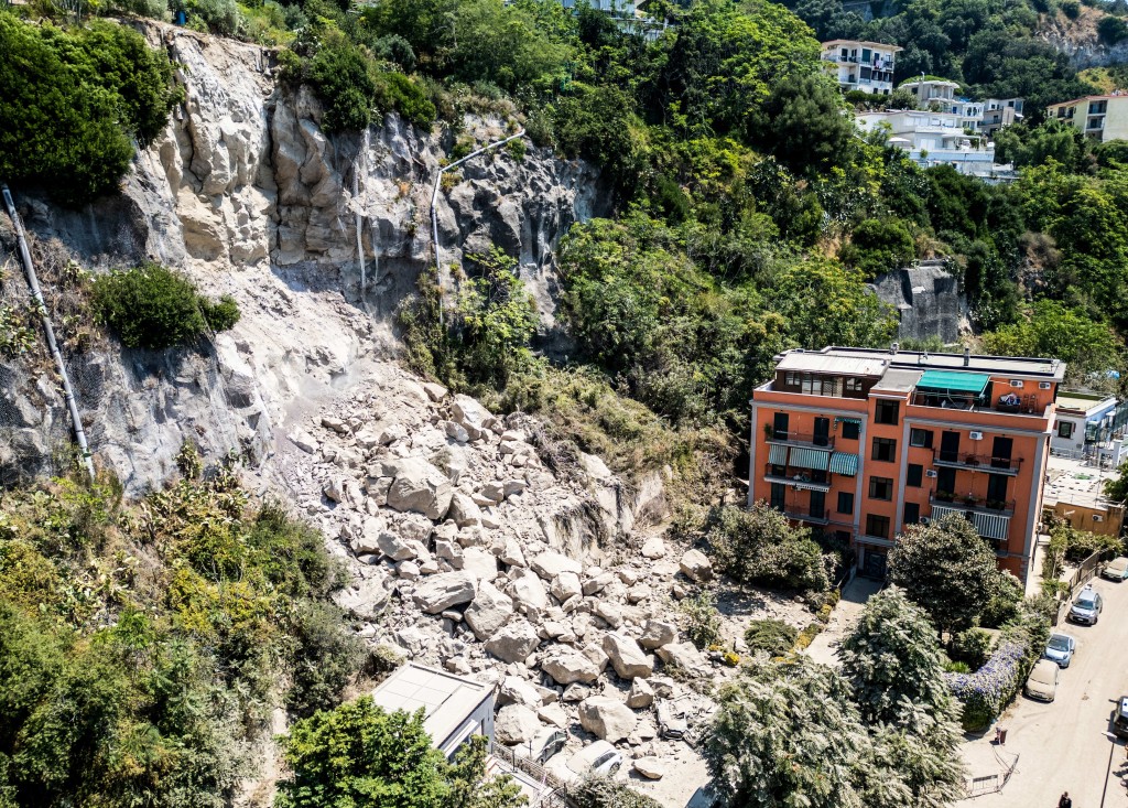 地震引發山崩及部分懸崖崩塌,區內多幢無人居住的建築物受損,另有一個碼頭部分損毀。美聯社 地震引發山崩及部分懸崖崩塌,區內多幢無人居住的建築物受損,另有一個碼頭部分損毀。美聯社