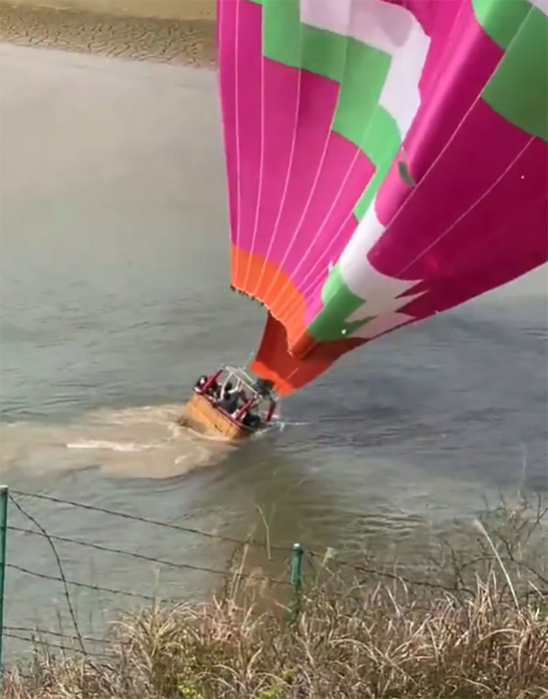 貴州發生熱氣球墜毀意外，7名遊客幸獲救。 網片截圖